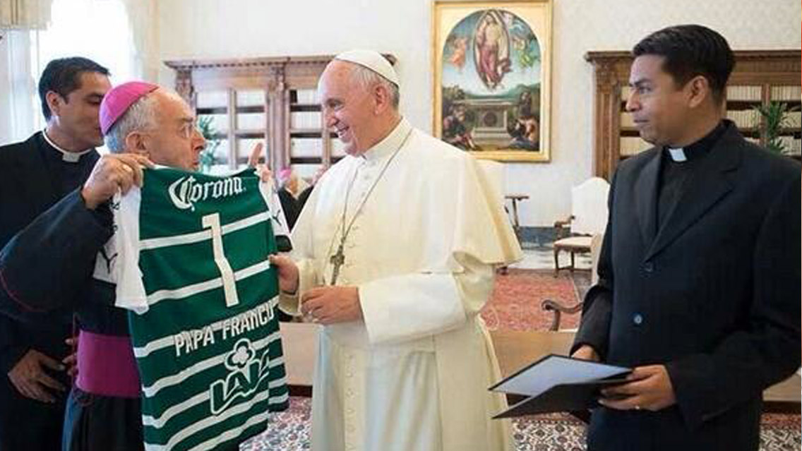 Santos Laguna obsequia su camiseta oficial al Papa Francisco